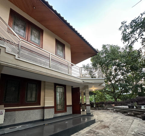 Dijual / Disewa Rumah Graha Family Blok B