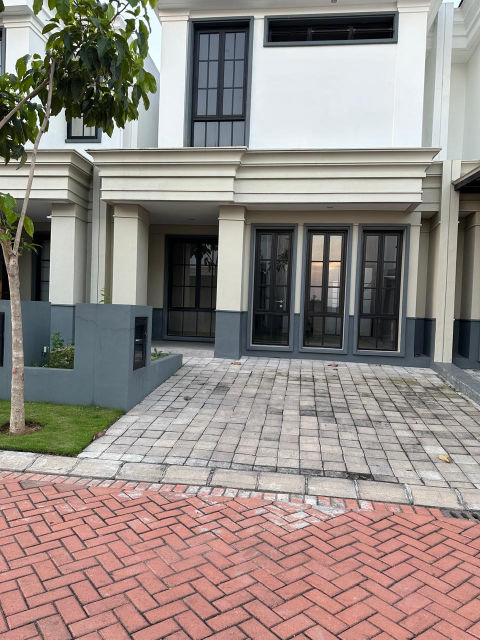 Dijual / Disewa Rumah Dian Istana White House Baru Gress