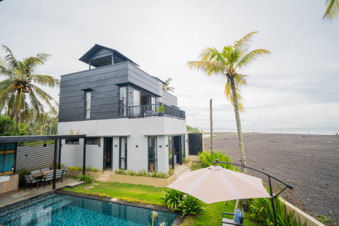 Dijual Villa Beach Front di Saba - Gianyar